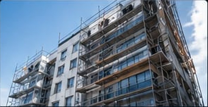 Edificio en proceso de rehabilitación de fachada